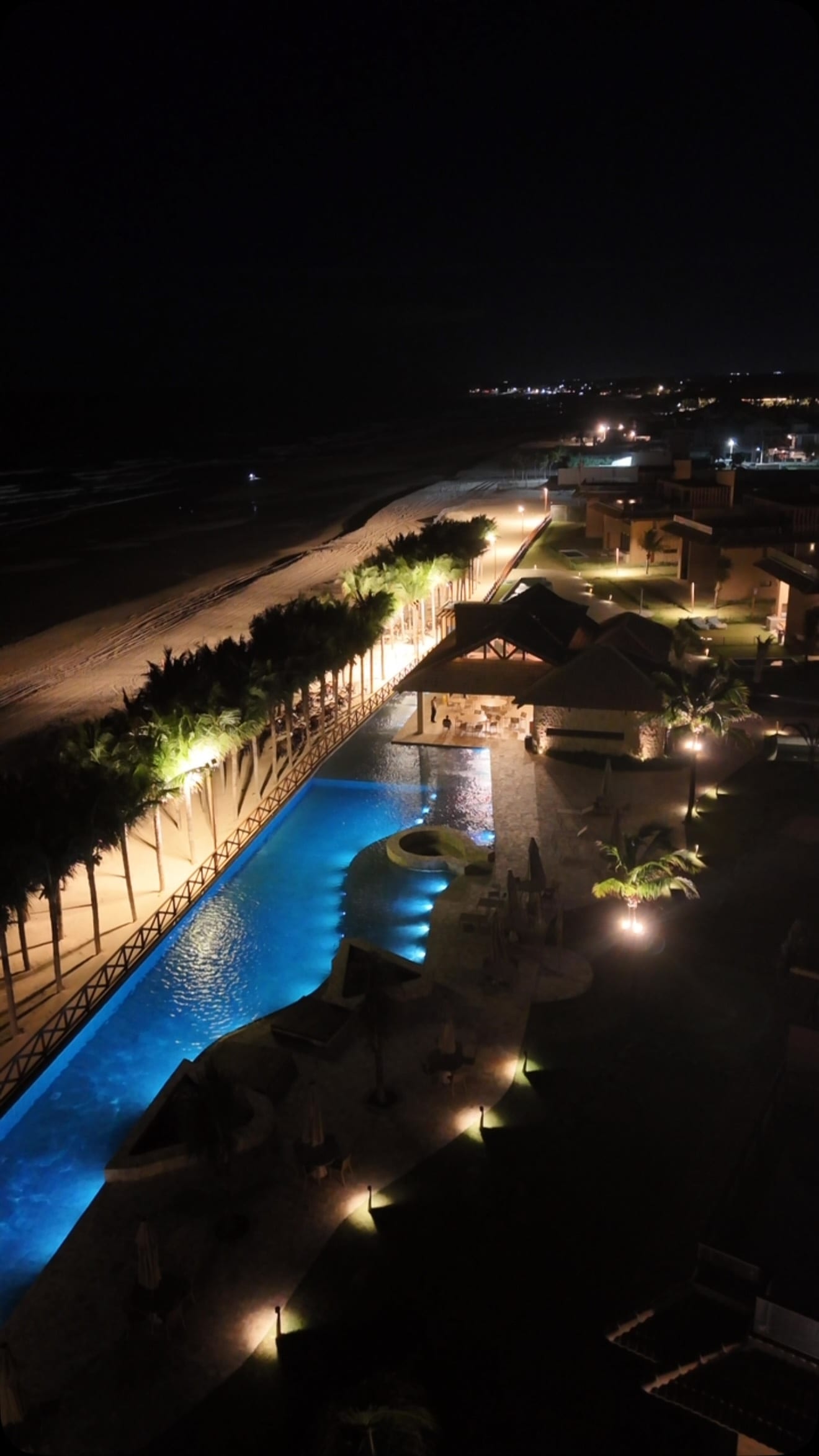 Piscina e área de lazer à noite na Lagoa do Uruaú